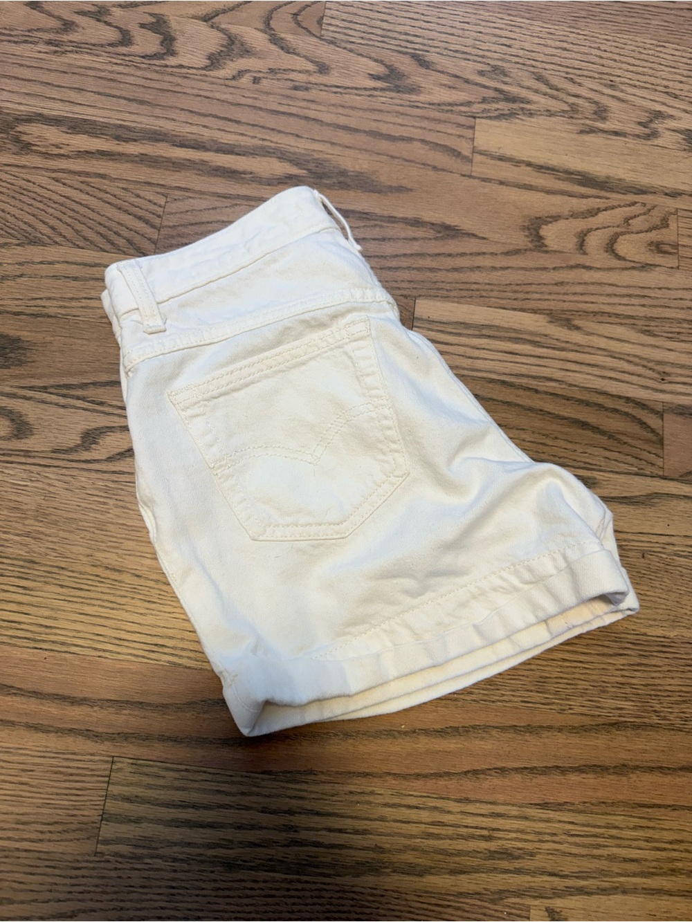 Levi’s White Women’s Denim Shorts - Picture 2 of 4